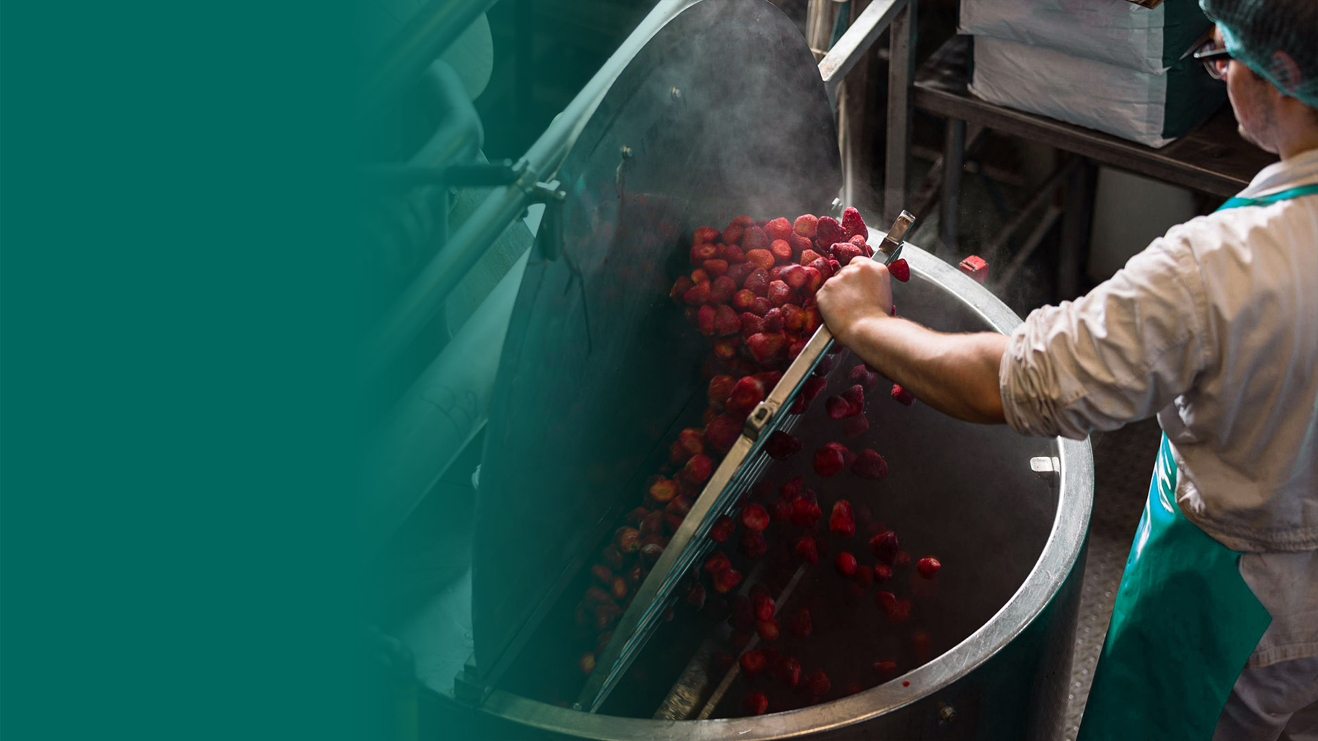 Operaio della fabbrica che prepara la confettura di fragole